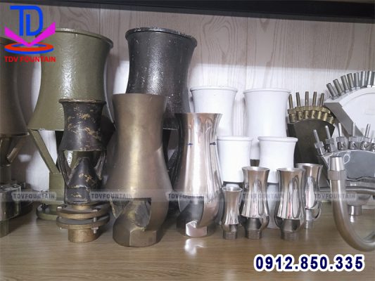 Đầu phun cây thông sẵn kho