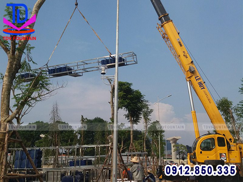 Cẩu giàn phun phao nổi xuống hồ Mai Dịch