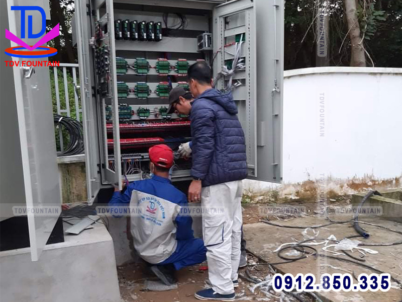 Đấu nối tủ điện điều khiển sàn nhạc nước phố đi bộ TP Vinh