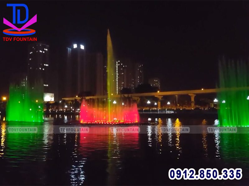 Giàn phun phao nổi trên hồ Mai Dịch