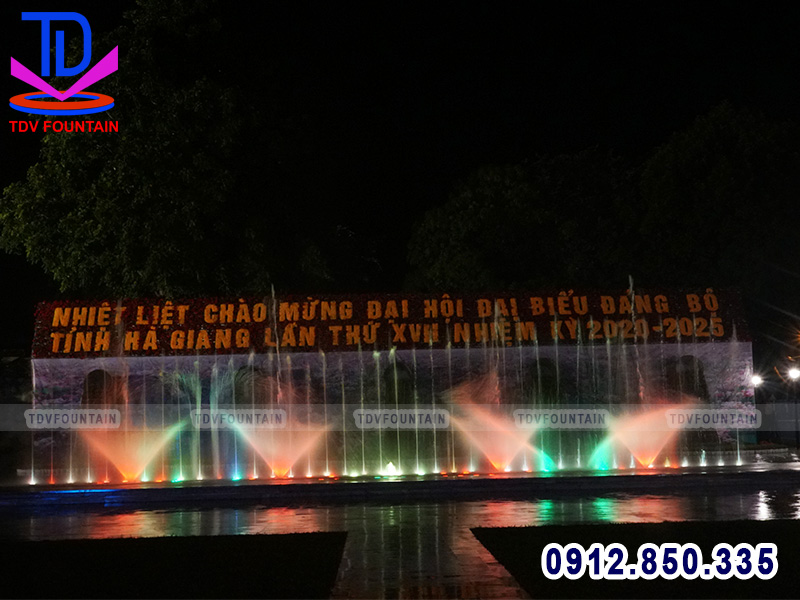 Hiệu ứng phun nước biến hình xòe ra chụm vào
