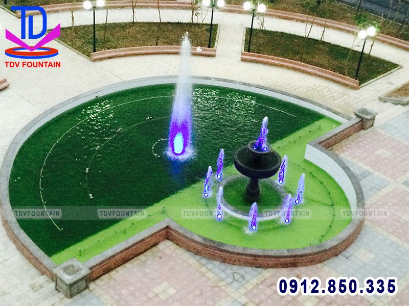 Bể phun nước hình bán nguyệt trường Đại học