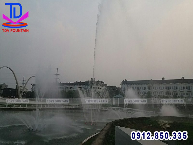 Đài phun nước phao nổi trên hồ Cây Đàn khu đô thị Dương Nội