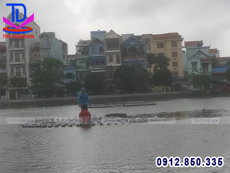 Căn chỉnh hệ thống phao nổi trên hồ huyện Giao Thủy