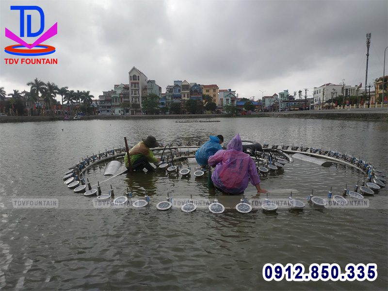 Căn chỉnh thiết bị giàn phun phao nổi trên hồ