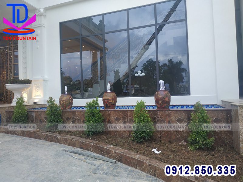 Chum sành phun nước lắp cho khuôn viên