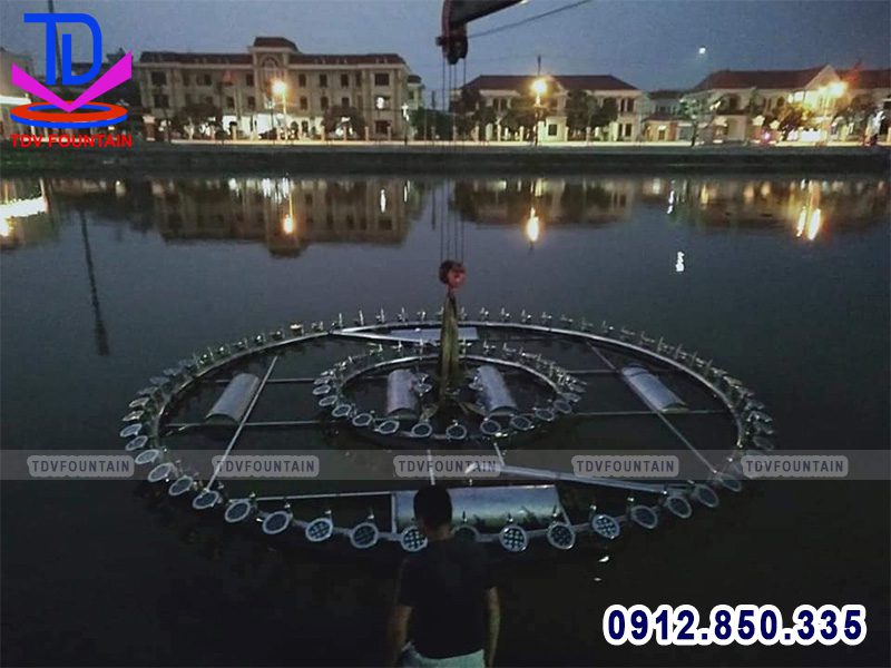 Hạ thủy đài phun nước phao nổi xuống hồ