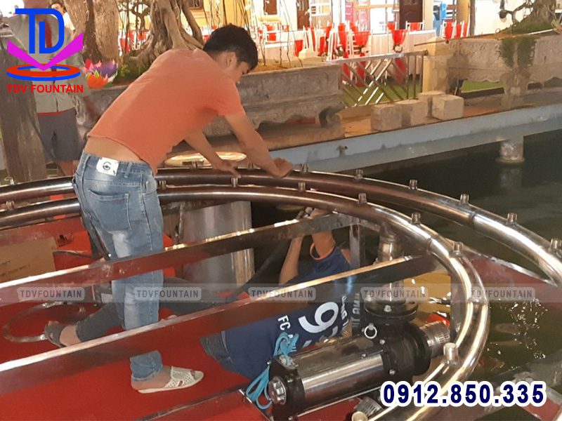 Thi công đài phun nước phao nổi mini sân vườn