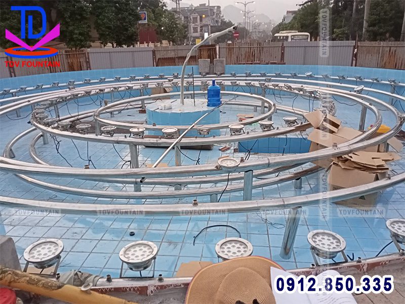 Thi công giàn ống Inox đài phun nước vòng xuyến