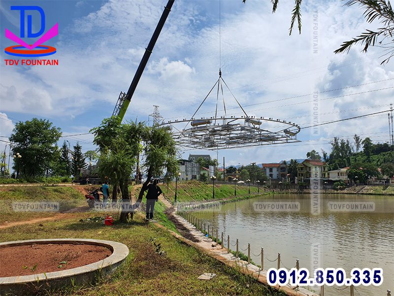 Cẩu đài phun nước phao nổi xuống hồ