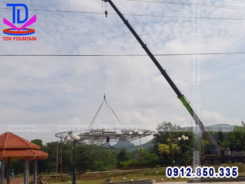 Hạ thủy giàn phun nước phao nổi xuống hồ