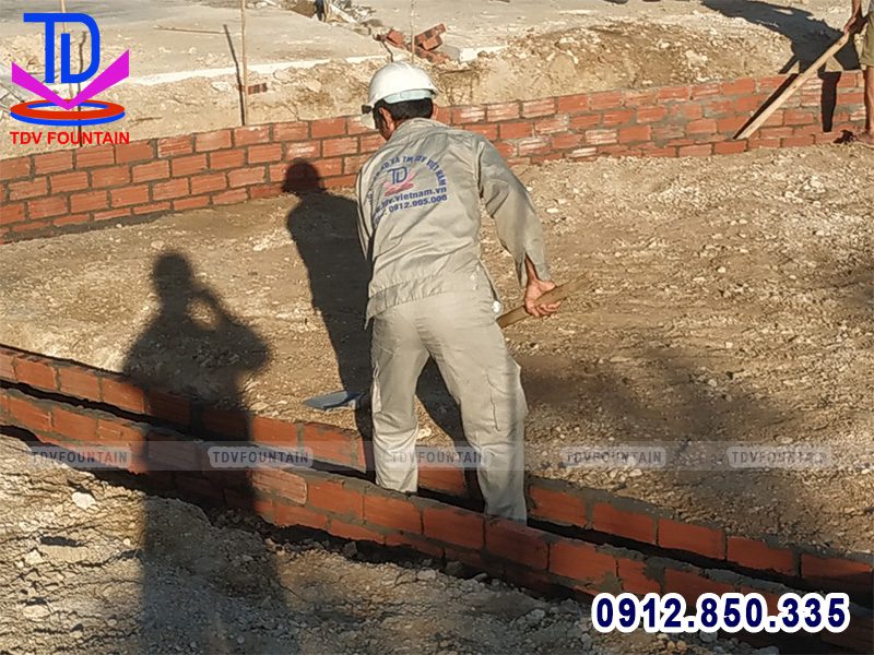 Làm đài phun nước bể bán nguyệt