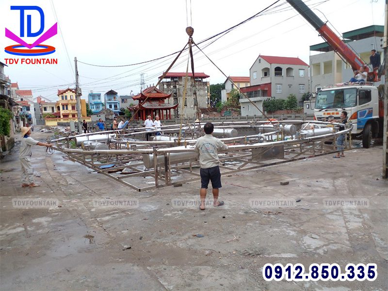 Cẩu giàn phun nước xuống hồ