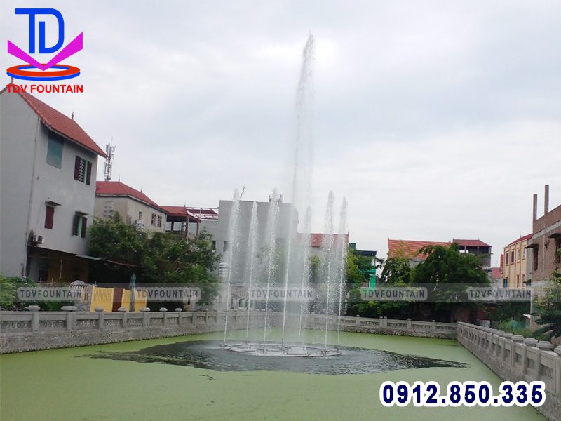 Đài phun nước trên hồ tại Bắc Ninh