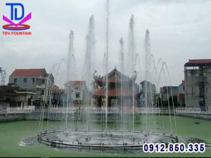 Đài phun nước trên hồ tại thôn Nghĩ Chỉ