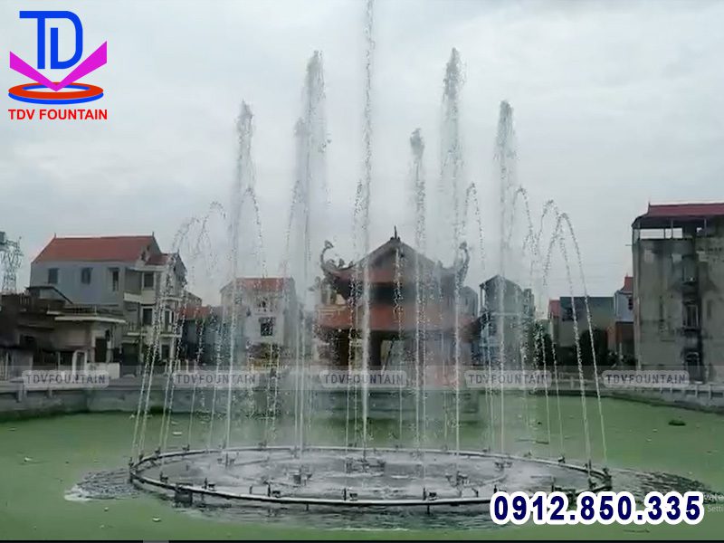 Đài phun nước trên hồ tại thôn Nghĩ Chỉ