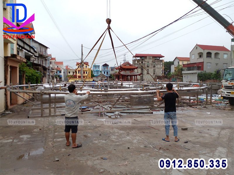 Hạ thủy giàn phun nước phao nổi xuống hồ