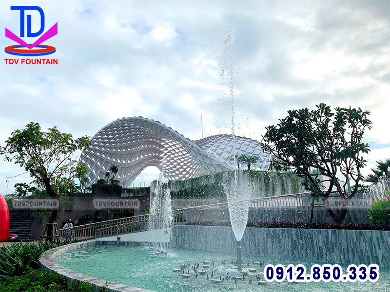 Vòi phun xòe ra chụm vào công viên Apec