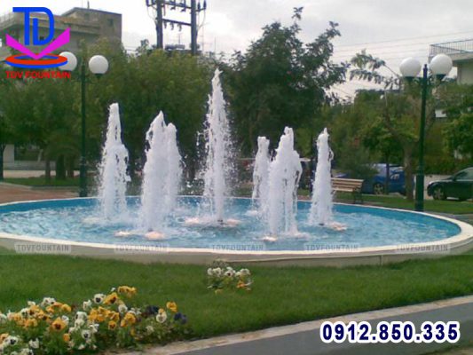 Lắp vòi phun cây thông cho bể tròn công viên