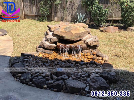 Thác nước phong thủy cho sân vườn