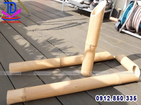 Ống tre dùng làm đài phun nước
