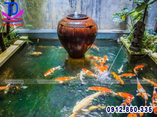 Đài phun nước bằng chum lắp cho hồ cá