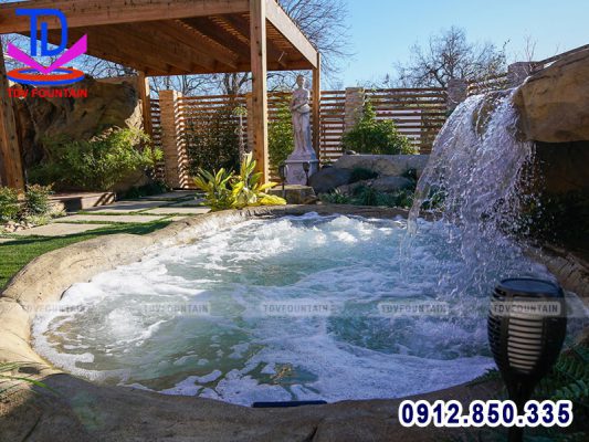 Thác nước lắp cho hồ bơi resort