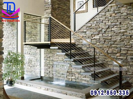 Thác nước mini trên tường lắp gầm cầu thang