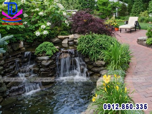 Thác nước non bộ lắp cho sân vườn