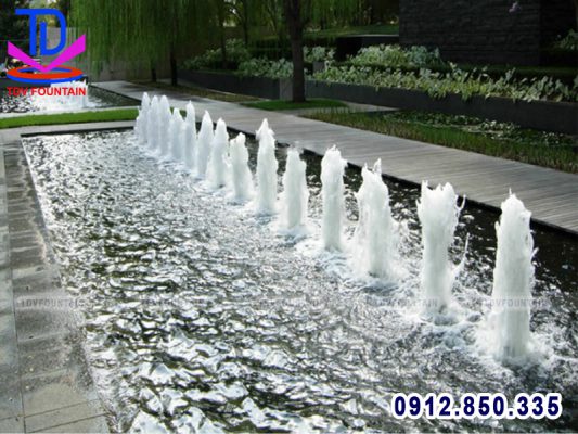 Mẫu đài phun nước bể dài lắp vòi phun cây thông