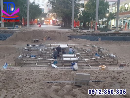 Thi công đài phun nước trên hồ tại UBND Ứng Hòa