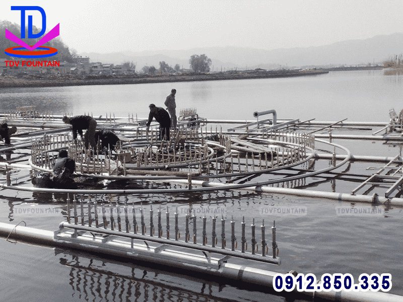 Thi cong hệ thống nhạc nước trên sông hồ