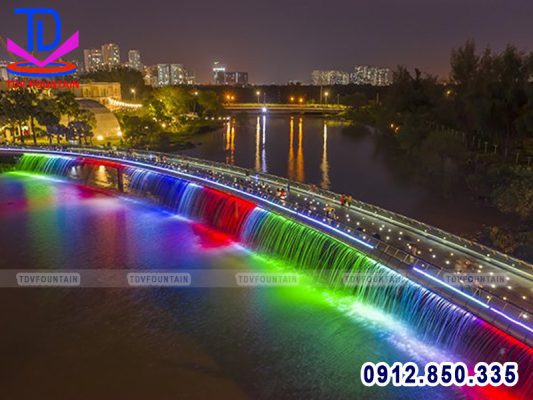 Đài phun nước trên cầu Ánh Sao quận 7