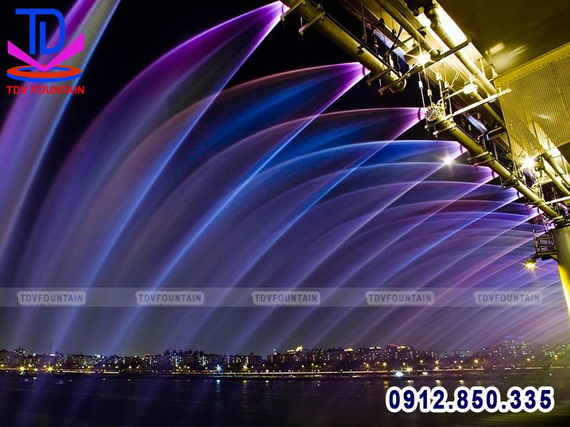Lắp đặt vòi phun nước trên cây cầu lớn
