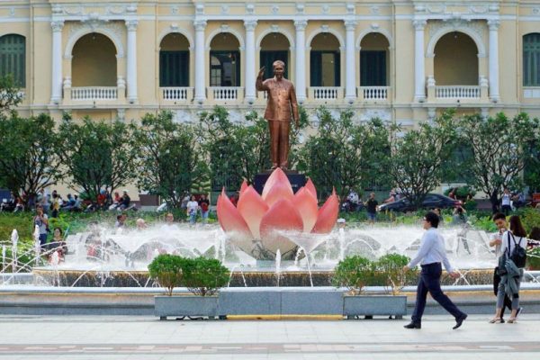 Đài phun nước hoa sen được lắp đặt tại khu vực quảng trường và phố đi bộ.