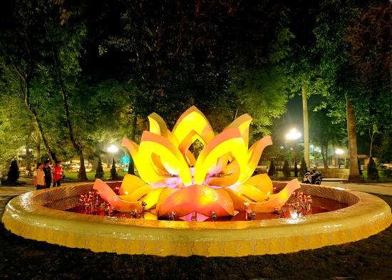 Đài phun nước hoa sen bằng đá.