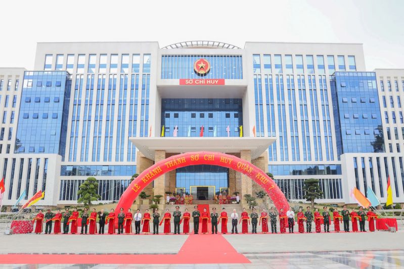 Dự án Đài phun nước nằm trong khuôn viên của Sở Chỉ Huy Quận 7. 