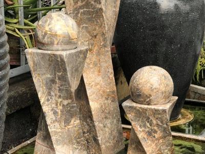 Tại sao nên sử dụng trụ đá phun nước cho công trình
