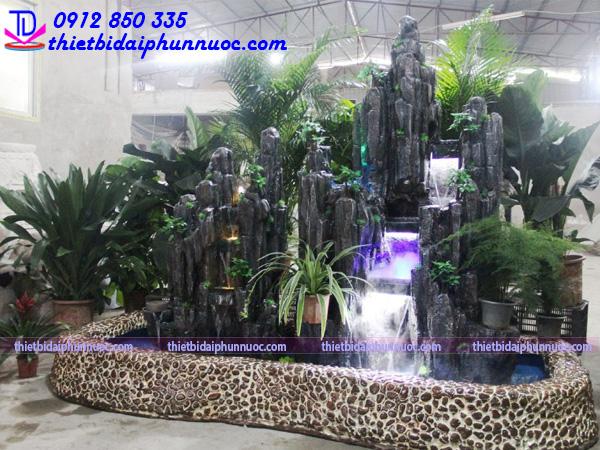 Vòi phun nước dạng sương tạo hiệu ứng mờ ảo.