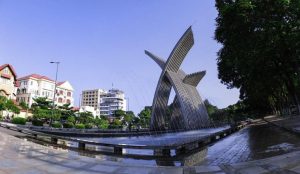 Đài phun nước được đặt ở phía ngoài ngay cổng ra vào công viên. 