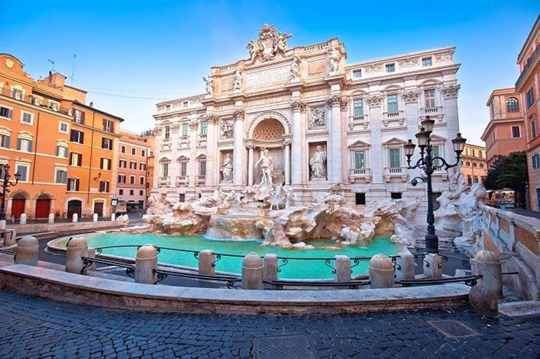 Đài phun nước Trevi bắt đầu từ thế kỷ 15, khi một đài phun nước nhỏ được xây dựng dưới thời Giáo Hoàng Nicholas V.