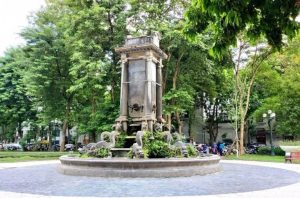 Đài phun nước con cóc đã trở thành hình ảnh quen thuộc giữa lòng Hà Nội.