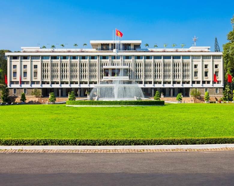 Đài phun nước Dinh Độc Lập có thiết kế đơn giản nhưng hiện đại, hình oval mềm mại kết hợp các đường nét kiến trúc tinh tế.