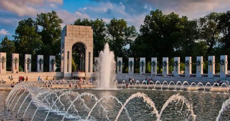 Đài phun nước Smithsonian - Washington D.C, Mỹ. Thiết kế như một giếng trời, kết hợp ánh sáng tự nhiên và dòng nước rơi, mang đến trải nghiệm không gian mở độc đáo giữa bảo tàng.
