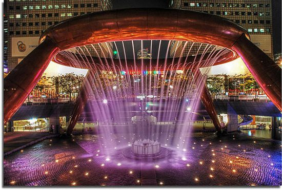 Đài phun nước Wealth - biểu tượng thịnh vượng tại Singapore. Từng được Guinness công nhận là đài phun nước lớn nhất thế giới, công trình tượng trưng cho tài lộc và sự sung túc.
