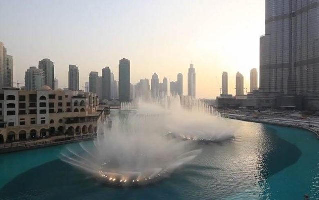 Đài phun nước Divers với tạo hình thợ lặn độc đáo trong trung tâm thương mại Dubai. Hình ảnh những thợ lặn đang lao mình xuống nước được tái hiện sinh động trong không gian hiện đại, tạo nên điểm nhấn nghệ thuật giữa trung tâm mua sắm sầm uất.