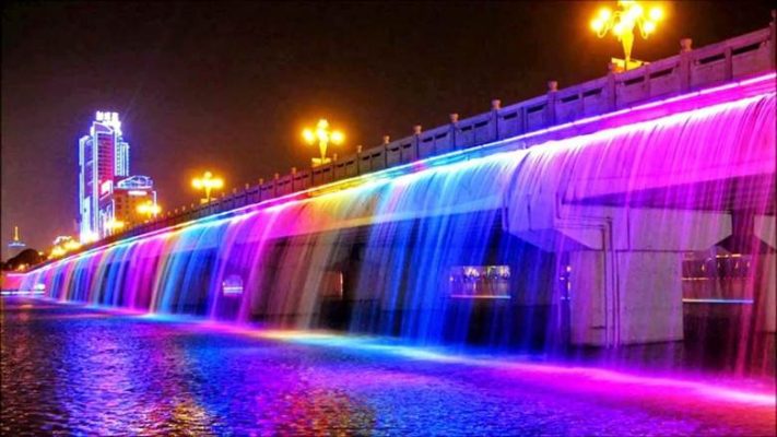 Đài phun nước Banpo Moonlight Rainbow - Seoul, Hàn Quốc là một trong những đài phun nước nổi tiếng thế giới nằm trên cầu dài nhất hiện nay. Hàng nghìn vòi phun kết hợp đèn LED tạo nên dải “cầu vồng ánh sáng” rực rỡ bắc ngang sông Hàn, trở thành điểm check-in nổi tiếng tại Seoul.
