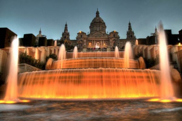 Đài phun nước Montjuic trình diễn nhạc nước và ánh sáng. Được mệnh danh là “vũ điệu của nước, ánh sáng và âm nhạc”, Montjuic là điểm nhấn du lịch nổi bật tại Barcelona, thu hút du khách mỗi tối.