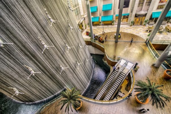 Đài phun nước Divers - Dubai, Ả Rập mằm bên trong một trung tâm thương mại sầm uất tại Dubai, đài phun nước Divers nổi bật với tạo hình nghệ thuật lạ mắt, trở thành điểm dừng chân thu hút đông đảo khách tham quan và mua sắm.