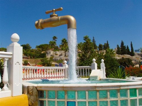 Đài phun nước Floating Faucet với vòi nước “lơ lửng” giữa không trung. Thiết kế đánh lừa thị giác khi phần vòi nước như đang trôi nổi giữa không trung. Thực tế, dòng nước bên trong đóng vai trò nâng đỡ cấu trúc, tạo nên một trong những mẫu đài phun nước sáng tạo nhất thế giới.